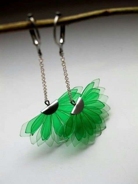 Plastic Bottle Jewelry, Plastic Jewellery, Upcycle Plastic, Anting Manik, Shrink Plastic Jewelry, Plastic Bottle Art, Diy Plastic Bottle, Bottle Earrings, Bottle Jewelry