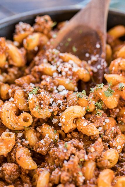 Macaroni Beef Sauté - everything cooks in the same skillet. Ready in 20 minutes! Ground beef, macaroni, onion, garlic, basil, Italian seasoning, red pepper, Worcestershire sauce and tomato juice. A quick and easy weeknight meal that the whole family enjoys!!! #onepotmeal #easydinner #kidfriendlydinner #beef Macaroni Beef, Plain Chicken Recipe, Italian Pot Roast, Beef Macaroni, Beef Skillet, American Goulash, Slow Cooker Spaghetti, Mexican Chicken Casserole, Plain Chicken