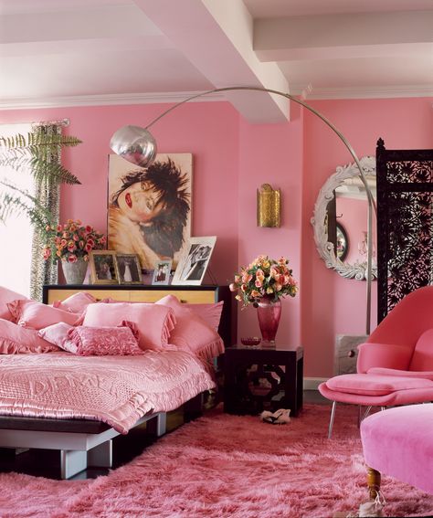 Betsey has always lived in a Barbie World - just look at her NYC apartment 💕 Pink Dressing Room, Loft Cafe, 80s Bedroom Aesthetic, 80s Bedroom, 80s Interior, Life In Pink, Salon Suites, Dream Apartment Decor, Future Apartment Decor