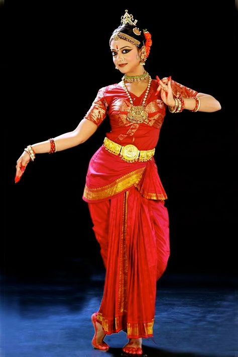 'Kuchipudi' Dancer - 'Kuchipudi' is a Classical Indian dance from Andhra Pradesh, India Bollywood Dancing, Kuchipudi Dance, Bharatanatyam Costume, Bharatanatyam Dancer, Indian Classical Dancer, Bharatanatyam Poses, Dance Forms, Dance Of India, Indian Classical Dance