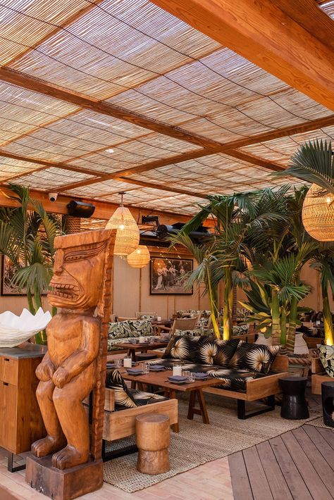 Hawaiian Restaurant Design, Beach Bar Design, Tiki Backyard, Comercial Interior Design, Bali Living, Tiki Restaurant, Patio Restaurant, Hawaiian Restaurant, Rooftop Restaurant Design