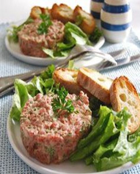 Tartare de boeuf du bistrot pour 2 personnes - Recettes Elle à Table Beef Tartare, Steak Tartare, Vegan Foodie, European Food, Fine Food, Ceviche, Fish Dishes, Wholesome Food, Tostadas