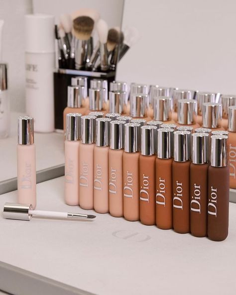 Dior Beauty Official (@diorbeauty) • Fotos y vídeos de Instagram Dior Concealer, Dior Foundation, Koleksi Makeup, Eye Makeup Set, Dior Backstage, Closet Remodel, Dior Makeup, Dior Beauty, 5 Minute Crafts Videos