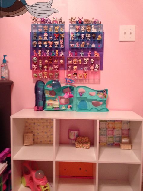 Littlest Pet Shop Storage and Play Center ! Lps Storage Ideas, Lps Organization, Lps Display, Shop Storage Ideas, Shopkins Storage, Shelves Ideas, Lps Toys, Lps Littlest Pet Shop, Kids Room Organization