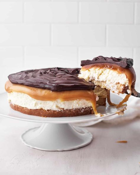 This Millionaire's cheesecake is a twist on the classic Scottish traybake - Millionaire's shortbread. It has a shortbread base, a creamy no-bake cheesecake filling and is topped with gooey caramel and chocolate ganache. It's a truly decadent dessert that will impress your guests! Great for caramel lovers, cheesecake lovers and chocolate lovers! #cheesecake, #millionairescheesecake #cheesecakeideas #nobakecheesecake #millionairesshortbread #carameldesserts #caramelshortcake #caramelshortbread Millionaire Cheesecake, Shortbread Cheesecake, Bonni Bakery, Millionaires Cheesecake, Chocolate Caramel Cheesecake, Almond Paste Recipes, Millionaires Shortbread, Banoffee Pie Recipe, Cheesecake Caramel