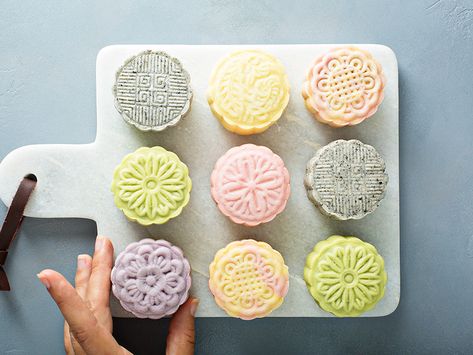 No Bake Mooncake, Mooncake Photoshoot, Easy Mooncake, Easy Mooncake Recipe, Autumn Moon Festival, Custard Buns, Mooncake Recipe, Cakes Easy, Moon Cakes