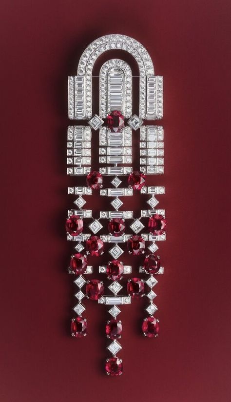 Architecture Jewelry, Bijoux Art Deco, Ruby And Diamond Necklace, Motif Art Deco, Art Outfit, Jewelry Design Drawing, Elisabeth Ii, High Jewellery, Diamond Brooch