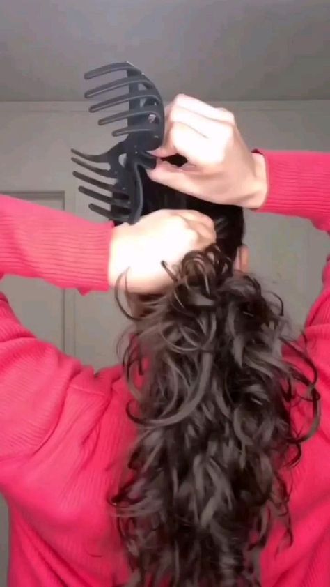 Quickest Hairstyle Tutorial You'll Definitely Wanna Try This Summer's em 2022 | Penteados, Cabelo, Cabelo preso Best Haircut For Curly Hair, Haircut For Curly Hair, Hair Upstyles, Clip Hairstyles, Peinados Fáciles Para Cabello Corto, Hair Tutorials For Medium Hair, Hair Up Styles, Hair Medium, Bun Hairstyles For Long Hair