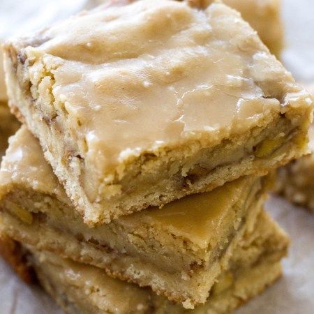 Maple Glazed Apple Blondies - A Latte Food Apple Dessert Recipes Healthy, Apple Blondies Recipe, Healthy Apple Desserts, Desserts Easy Quick, Apple Blondies, Apple Desserts Easy, Apple Glaze, Apple Recipe, Apple Recipes Easy