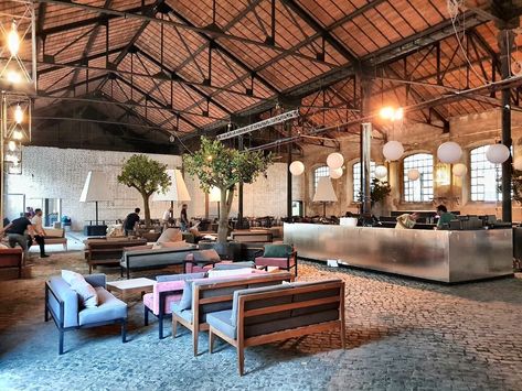 Warehouse Restaurant Design, Warehouse Coffee Shop, Cafe Lighting Design, Coffee Warehouse, Warehouse Cafe, Beautiful Outdoor Living Spaces, Industrial Restaurant, Cafe Concept, Barn Interior