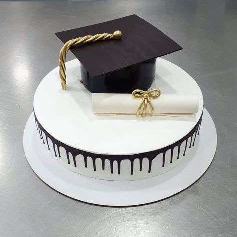 Simple Cake For Graduation, Bachelor Torte, Beer Themed Cake, Prom Cake, Simple Graduation Cakes, College Graduation Cakes, Graduation Cake Designs, Surprise Birthday Cake, Graduation Party Desserts