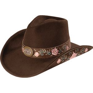 Mode Country, Botas Western, Wide Brimmed Hat, American Cowboy, Country Hats, Hat Aesthetic, Cowgirl Look, Country Style Outfits, Cowboy Girl