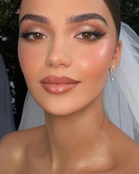 Save these wedding makeup looks for later 👇🏼 ⠀⠀⠀⠀⠀⠀⠀⠀⠀ #claenmakeup #calssicmakeup #weddingmakeup #classicglammakeup #weddingmakeupideas Engagement Make Up, Soft Glam Bridesmaid Makeup Brown Eyes, Gold Make Up, Make Up Wedding, Wedding Day Makeup For Bride Brown Eyes, Summer Bridal Makeup, Make Up Bride, Glam Bridesmaid, Glam Bride Makeup