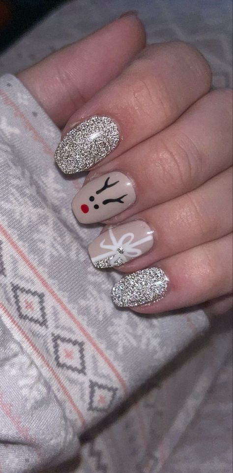 Silver Sparkle Christmas Nails, Christmas Nails Gray, Holiday Nails Silver Sparkle, Snowflake Nails Silver Glitter, Gray Holiday Nails Sparkle, Holiday Dipped Nails, Cosmetology Nails, Silver Christmas Nails, Grey Christmas Nails