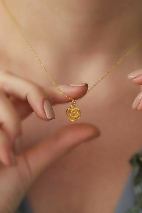 Jewellery Photography Inspiration, Jewelry Product Shots, Creative Jewelry Photography, Jewelry Photography Styling, Jewelry Photoshoot, Gold Fashion Necklace, Rose Necklace, Minimal Jewelry, Jewelry Model