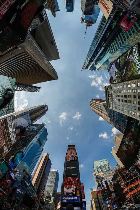 week 5_ Highrise in Newyork from the bottom of the street. We need to think about the real meaning of the city's sprawling. Most of the sprawling is being considered as an horizontal movement. However, We must consider the vertical sprawling of city in the contemporary urbanism. Panorama Photography, Fotografi Kota, Tall Buildings, New York Photography, Seni Cat Air, Nyc Photography, Urban City, City Wallpaper, Photo Vintage