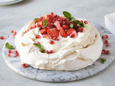 A simple, no-fuss pavlova. Throw everything in a bowl and mix. Fairy Bread, Pavlova Recipe, Anna Pavlova, Australia Food, Pies Maker, Australian Food, Baked Strawberries, Food Cakes, Trifle