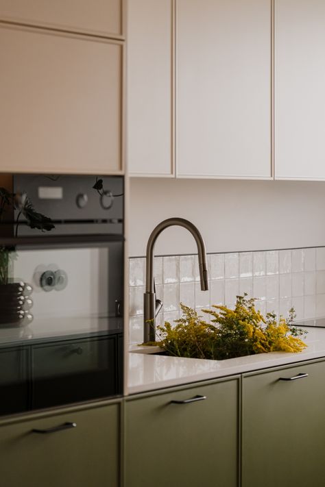 A colourful flat in Wrocław. An idea for an eclectic interior Two Colour Kitchen, Handleless Green Kitchen, Multicoloured Kitchen, Primary Colour Kitchen, Colourful Kitchen Splashback, Colourful Flat, Yellow Kitchen Splashback, Interior Japanese Style, Colour Kitchen