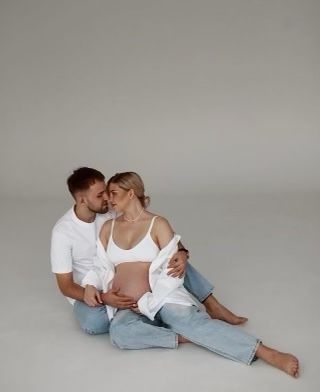 Photography Idea from another pin 📌 Maternity Photos In Jeans, Denim Pregnancy Photoshoot, Vom Avea Un Copil, Couple Maternity Poses, Home Maternity Photography, Studio Maternity Shoot, Maternity Picture Outfits, Photo Bb, Maternity Studio Photoshoot