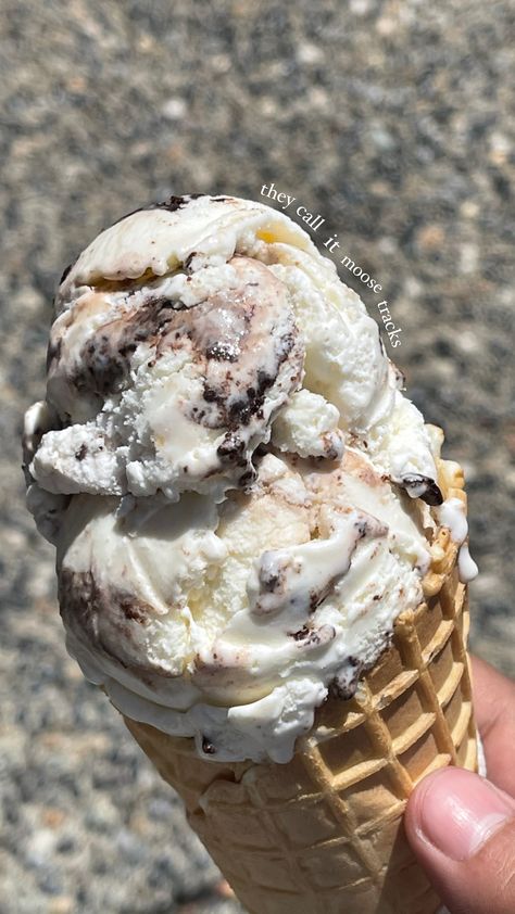 Ice Cream Cone Astethic, Ice Cream Cone Aesthetic, Moose Tracks Ice Cream, Sydney Aesthetic, Smores Ice Cream, Ice Cream Aesthetic, Moose Tracks, Aesthetic Dessert, Chips Snacks