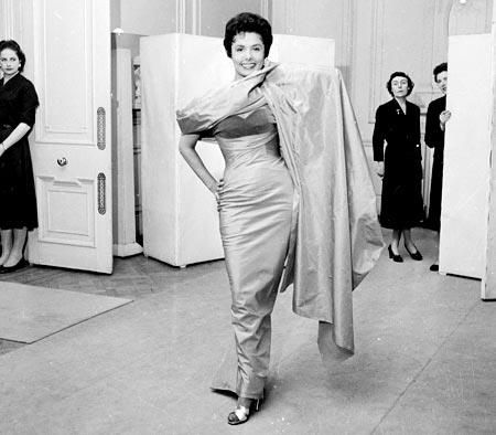 Lena Horne was born in Brooklyn, New York, June 30, 95 years ago today. In this photo (by William Lovelace/Express/Getty Images) from May 1956, she is trying on a dress - and the saleswomen don't know how to take it... Lena Horne, Black Glamour, Glamour Vintage, Cotton Club, Vintage Black Glamour, Glamour Photo, Black Hollywood, Photo Vintage, Vintage Glamour