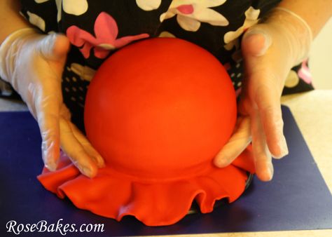 How to cover a ball cake (sphere) with fondant {picture tutorial} Sphere Cake, 3d Dort, Fondant Tips, Fondant Techniques, Teapot Cake, Cake With Fondant, Ball Cake, Picture Tutorial, Creative Cake Decorating