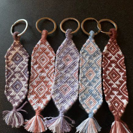 Embroidery Floss Patterns, Friendship Bracelet Keychain Normal Pattern, String Keychain Patterns, Friendship Bracelet Keychain, Embroidery Floss Bracelets, Keychain Patterns, Floss Bracelets, Bracelet Aesthetic, Cute Friendship Bracelets