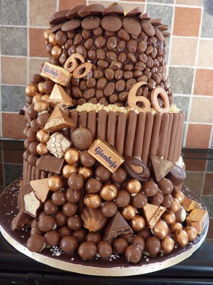 Large chocolate cake Big Chocolate Cake, Chocoholic Cake, Chocolate Cake Pictures, Chocolate Cake Images, Chocolate Bar Cakes, Giant Cake, 60th Birthday Cake, Chocolate Candy Cake, Chocolate Birthday Cake