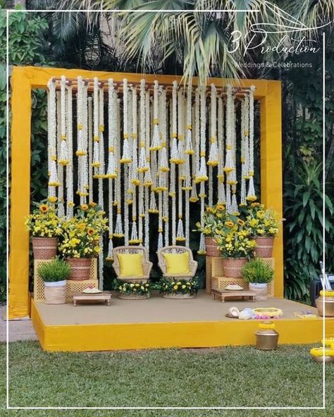 Couple Haldi Decoration Ideas, Outdoor Haldi Decoration, Indian Wedding Deco, Outdoor Wedding Reception Decorations, Reception Decoration Ideas, Haldi Decoration Ideas, Haldi Ceremony Decorations, Indian Baby Showers, Reception Stage Decor