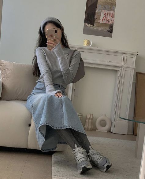 Long Skirt Jeans Outfit, Blue Modest Outfit, Modest Soft Girl Outfits, Modest Korean Fashion, Aesthetic Outfits Modest, Modest Outfits Aesthetic, Skirt Outfit Fall, Campus Outfit, Cottagecore Clothes