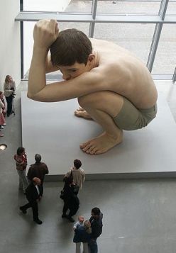 Ron Mueck is phenomenal. Saw an exhibit of his work which included this piece. I was in awe and slightly unnerved by how life-like his sculptures were, down to the detail (veins, hair on body, etc.) and yet out of scale.  Image via @ sharla weston Ron Mueck, Human Sculpture, Hyperrealism, Aarhus, Sculpture Installation, Figurative Sculpture, Land Art, Art Plastique, Interesting Art