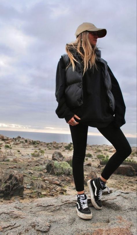 Dark Minimalist Aesthetic Outfit, Cold Spring Outfits Casual, Edgy Athleisure Outfits, Cute Hiking Outfit Spring, Chilly Fits, Wander Outfit, Leggings Winter, Look Legging, Vans Outfit