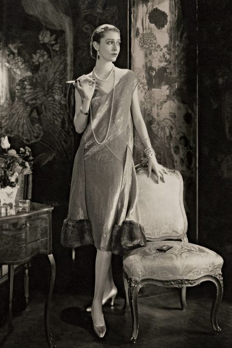 1925 Marion Morehouse (longtime wife of e. e. cummings) wearing a Lucien Lelong V-neck with two mink-trimmed, bias-cut panels at the hips. Chanel Gown, Lucien Lelong, Edward Steichen, Lame Dress, Louise Brooks, Alfred Stieglitz, Jean Harlow, 20s Fashion, Bette Davis