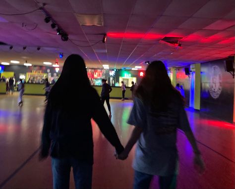 Rollerskating Couple Aesthetic, Rollerskating Date, Roller Skating Couple Aesthetic, Skating Pictures With Friends, Couples Roller Skating, Roller Skating Rink Aesthetic, Rollerskating Aesthetic, Roller Skating Date Aesthetic, Roller Skating Friends Aesthetic