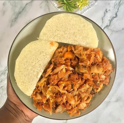 Two slices of boiled yam, with smoked salmon cabbage stew/sauce. The sweet taste of the yam matches the sauce so well, withe crunchy cabbage slices in there. Salmon Cabbage, Cabbage Stew, African Dishes, Intense Quotes, Healthy Low Carb, Lunch Idea, Low Carb Lunch, Sunday Dinner, The Sauce