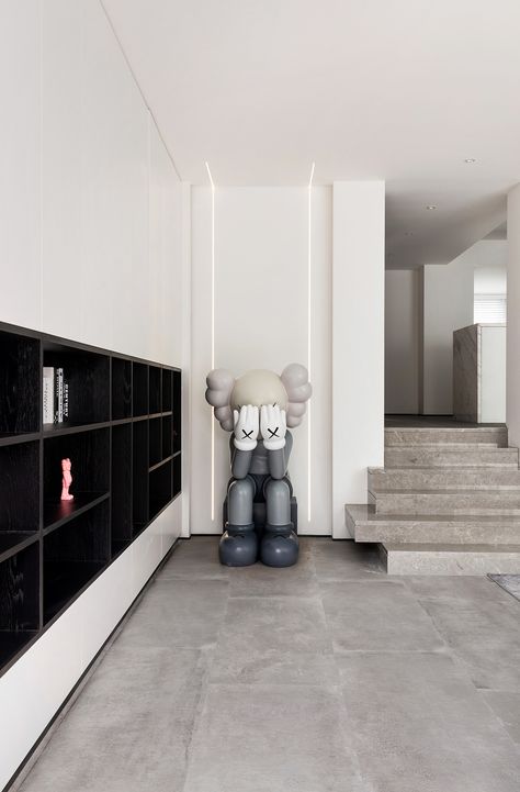 Kaw Figurines, Kaws Figures In Room, Kaws Home Decor, Kaws Interior, Kaws Figures, Hypebeast Room, Kaws Wallpaper, Hypebeast Wallpaper, 아파트 인테리어