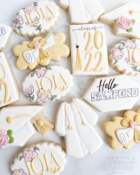 Black Dog Baking Co. | I loved making these more feminine, floral graduation cookies last week! It’s always fun to switch it up a bit! 🎓 ⠀⠀⠀⠀⠀⠀⠀⠀⠀ Congrats… | Instagram Graduation Cookies 2024, Graduation Cookies Decorated, Dog Baking, Cookie Bouquets, Cookie Decorations, Party Sweets, More Feminine, Cookie Bouquet, Graduation Cookies