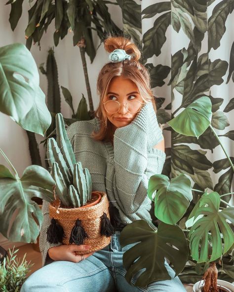 Plant Photoshoot, Plant Portrait, Plant Photography, Plant Mom, Plant Lady, Plant Lover, Self Portrait, Photo Inspo, Photoshoot Ideas