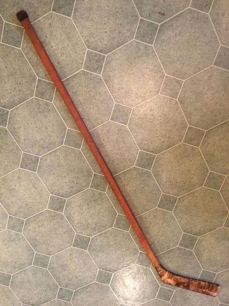 Vintage hockey stick Pro Hockey Players, Ice Hockey Stick, Ice Hockey Sticks, Ccm Hockey, Street Hockey, Vintage Hockey, Roller Hockey, New Warriors, Ice Roller