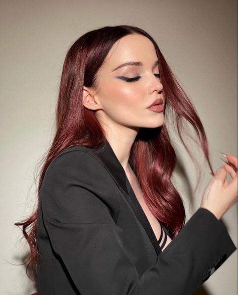 Dove Cameron Red Hair, Dove Cameron Brown Hair, Dove Cameron Icons, Cameron Hair, Dave Cameron, Dove Cameron Style, Dark Red Hair, Girl Celebrities, Beauty Queen