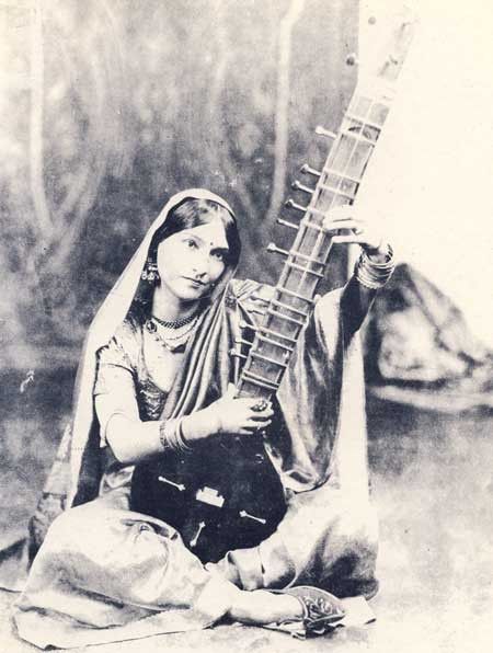 Indian Musical Instruments, Best Guitar Players, Indian Classical Music, Vintage India, Indian Music, Indian History, Indian Aesthetic, Vintage Portraits, South Asia