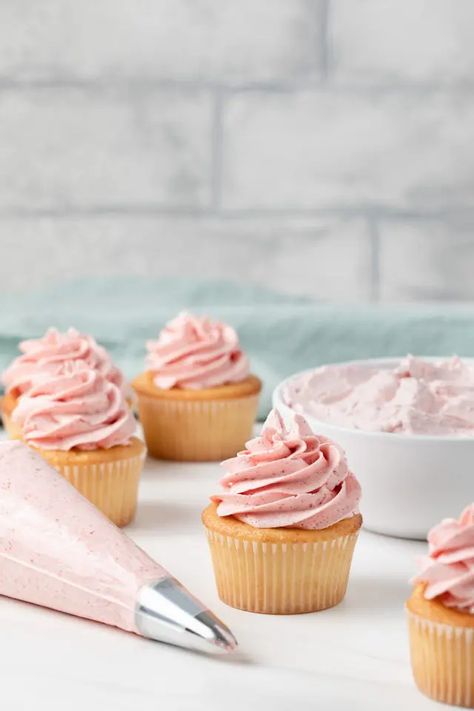 Karina Art, Homemade Strawberry Cupcakes, Homemade Strawberry Frosting, Strawberry Frosting Recipes, Baking Corner, Cupcake Photography, Strawberry Frosting, Strawberry Buttercream, Dessert Photography