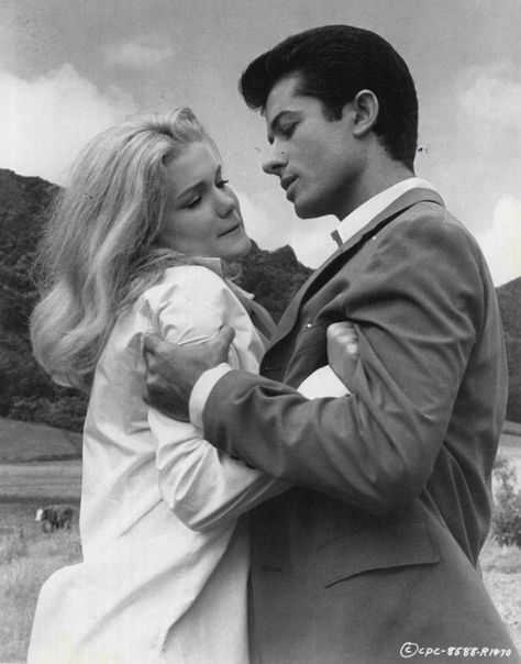 Yvette Mimieux, George Chakiris, Hollywood Men, Diamond Head, Old Hollywood, Dancer, Hollywood, Historical Figures, Couple Photos