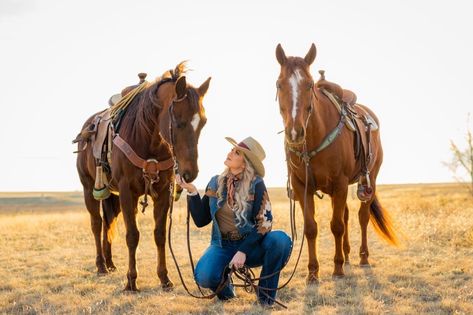 Outfits For Horse Photoshoot, Rodeo Photoshoot Ideas, Senior Pictures Western, Photo Shoot With Horses, Senior Photos With Horses Picture Ideas, Fall Horse Photoshoot, Rodeo Photoshoot, Pony Photoshoot, Senior Picture Ideas With Horses