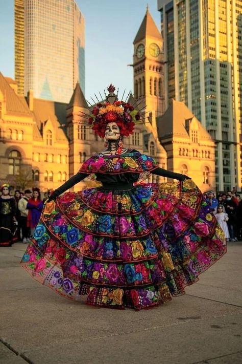 Catrina Dress, Mexican Halloween Costume, Dia De Los Muertos Party Ideas, Folklorico Dresses, Catrina Costume, Outfit Mexicano, Mexican Halloween, Traditional Mexican Dress, Creepy Halloween Makeup