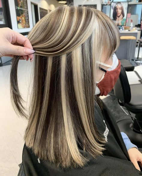 Chunky Blonde Highlights, Blonde Highlights On Dark Hair, Chunky Highlights, Hairstyles Hoco, Hair Color Streaks, Brunette Hair With Highlights, Hair Streaks, Dyed Hair Inspiration, Brown Hair With Blonde Highlights