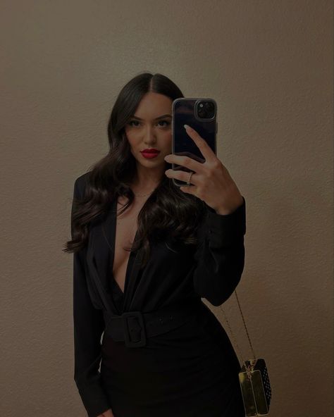 red lips, curled hair, black body suit, black skirt, black belt, gold and black bag, mirror picture, mirror, pose, mirror pose Black Off Shoulder Top Outfit, Red Lips Outfit, Mirror Dark, Off The Shoulder Top Outfit, Shoulder Tops Outfit, Dark Feminine Energy, Picture Mirror, Black Off Shoulder Top, Bag Mirror