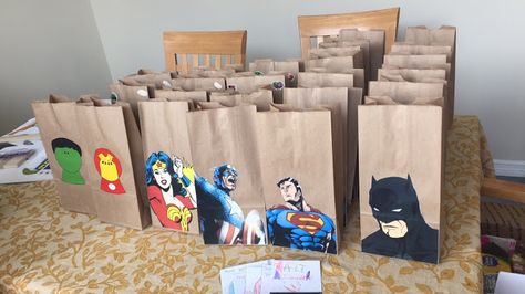 Super Hero Party favor bags Free Printable Superhero Party Bags, Festa Power Rangers, Party Bags Kids, Marvel Party, Superman Birthday, Batman Birthday Party, Avenger Birthday Party, Avengers Party, Batman Birthday