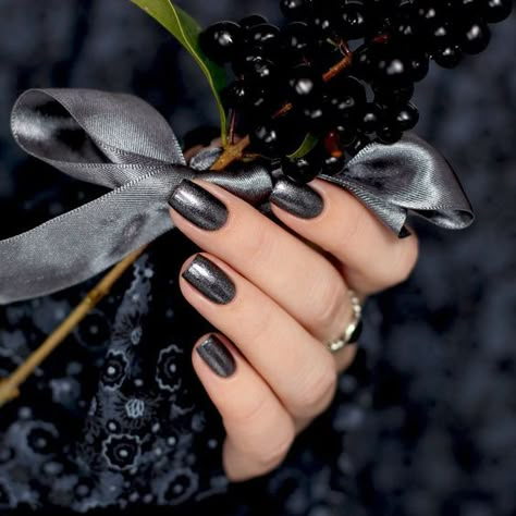 Top Fall Nail Colors: Inspiring 16 Ideas for Black Nails Dark Grey Metallic Nails, Gunmetal Gray Nails, Gunmetal Grey Nails, Dark Grey Nail Ideas, Gunmetal Nails, Gift Nail Art, Shimmery Nail Polish, Dark Grey Nails, Black Chrome Nails