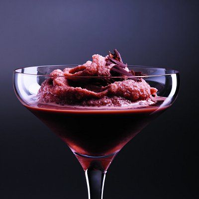 Create a frozen chocolate martini that will have your guests craving more. Find more creative cocktail recipes at Chatelaine.com! Chocolate Alcoholic Drinks, Chocolate Martini Recipe, Ice Cube Chocolate, Chocolate Martini, Chocolate Creme, Martini Recipe, Chocolate Liqueur, Frozen Chocolate, Vanilla Vodka